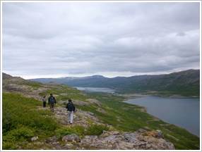 Sjálfboðaliðar á göngu við Vatnsfjörð