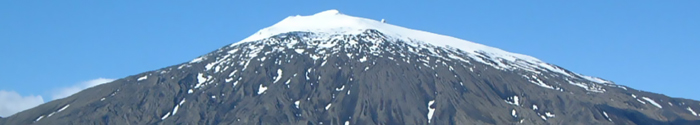 Myndir sýnir Snæfellsjökul með snæviþakinn topp